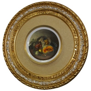 Декоративная тарелка в деревянной рамке